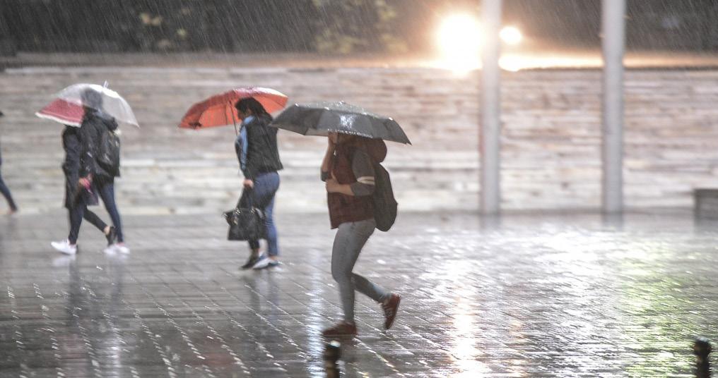 Mersin den Şekil - I deki gibi güneşli ve sıcak bir havada otobüse binmiştir ve İstanbul a ulaştığında Şekil - II deki gibi sağnak yağmur yağdığını görmüş ve şemsiye ile dolaşan insanları