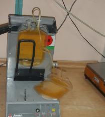 Santrifüj edilen plazma ekstraktöre takılır.