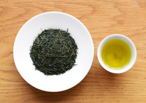 yapraklara ve çaya yeşil çayların çoğundan ve aslında diğer tüm çaylardan tamamen farklı bir görünüm, tat ve aroma kazandırmaktadır.