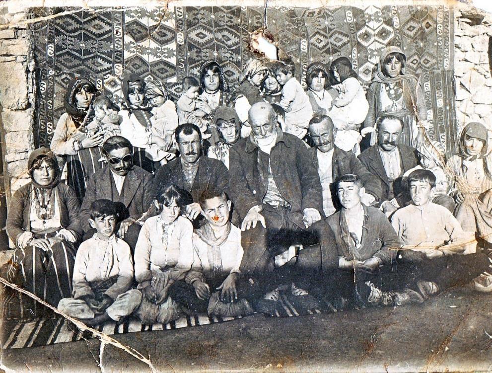 Alçavuş (Ali Metin, eşi Hürü Metin ve yakın akrabası 28.6.1950 Resim arkasında şu satırlar eklenmiştir: Bu resimleri daima sahiplanıp ve hatırlayıp unutulmamalıdır.