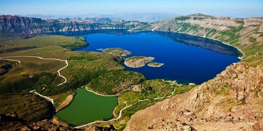 Türküye nin en büyük gölü Van Gölünün 4 adasından biri olan Akdamar adası 1100 yıllık Ermeni Kilisesine ev sahipliği yapmaktadır.