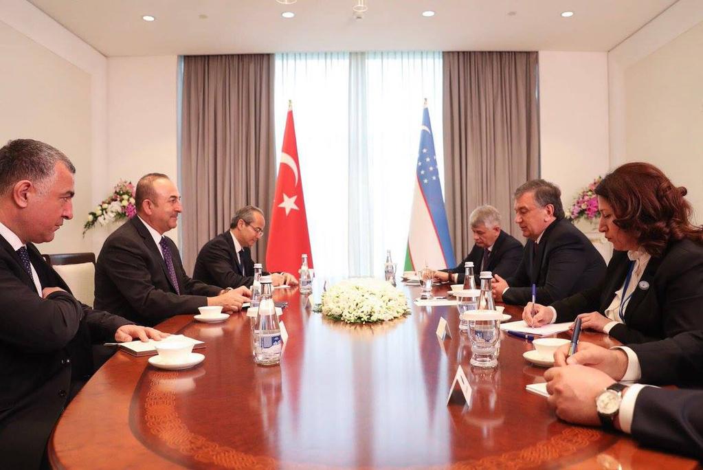 TÜRKİYE DIŞİŞLERİ BAKANI ÖZBEKİSTAN CUMHURBAŞKANI İLE GÖRÜŞTÜ Türkiye Dışişleri Bakanı Mevlüt Çavuşoğlu, Taşkent te Özbekistan Cumhurbaşkanı Şavkat Mirziyoyev ile bir görüşme gerçekleştirdi.