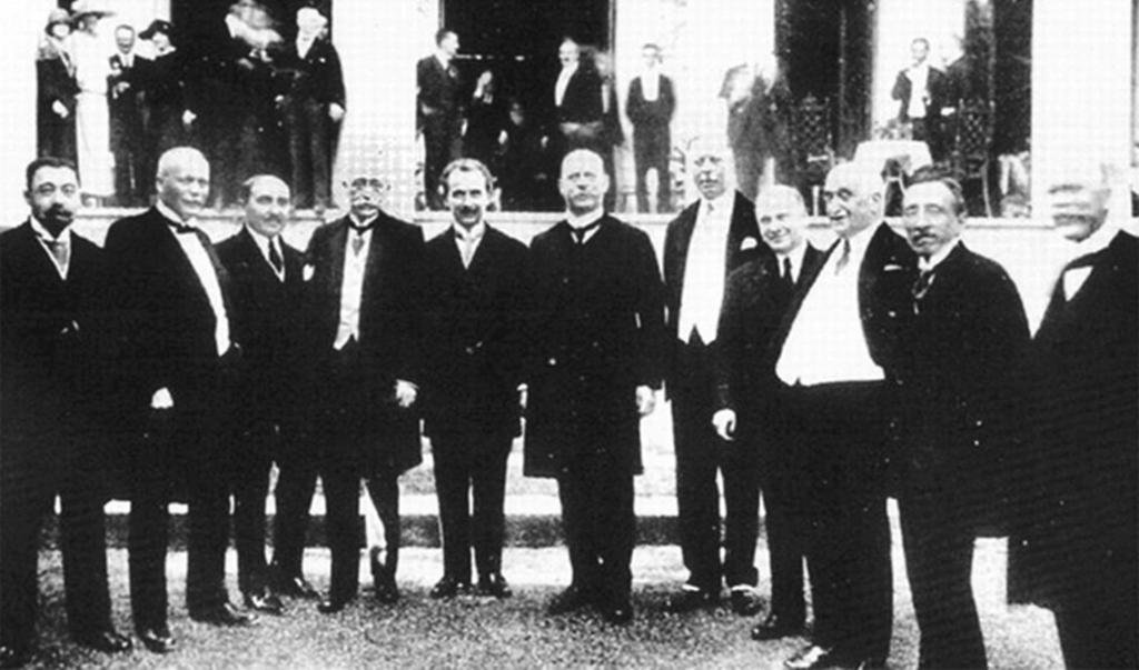 Kasım ın ilk yarısında başlaması öngörülen Konferans, Fransa ve İtalya nın gecikmesi nedeniyle ancak 20 Kasım 1922 tarihinde öğleden sonra saat 16.00 gibi başlayabildi.
