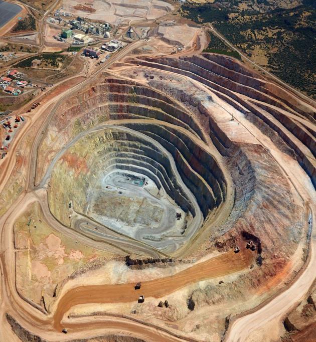 Altın Madenciliği Üretim Arama çalışmaları sonucunda rezervi tespit edilen altın cevheri, cevherin yapısı, derinliği, dağılımı ve tenörüne göre açık ocak veya yer altı işletmeciliği yöntemleriyle
