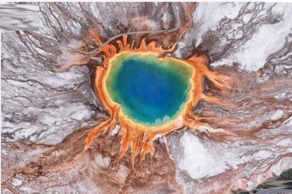 Bu güzellikleri Google Earth ortaya çıkardıyağlı boya tabloları andıran bu havuz Wyoming deki Yellowstone Ulusal Parkı içerisinde bulunuyor.
