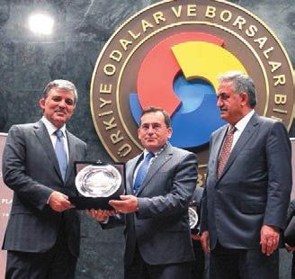 Kurulu Başkanı Yaşar Tetiker, plaketini Cumhurbaşkanı Abdullah Gül ile