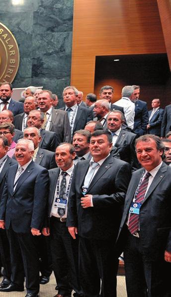 Türkiye Odalar ve Borsalar Birliği (TOBB) 10 ve 20 yıl süreyle görev yapan 70 inci Mali Genel Kurul delegelerine Hizmet Şeref Belgesi ve Plaketleri, TOBB Başkanı M.