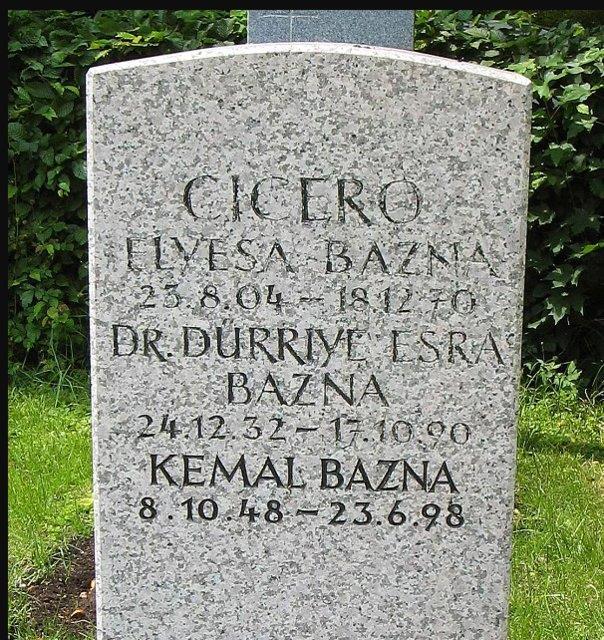 Almanlar, bilgiler için İlyas Bazna'ya sahte para verdi. Daha sonra da sahte para bulundurma suçundan hakkında soruşturma başlattı. Bazna, bunun üzerine Arjantin'e kaçtı.