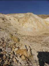 Felahiye Bölgesi Kaolin Yatağı ve Numune Toplanması Çıkan Kaolinin kirli sarı ve turuncu olmak üzere iki farklı tipte olduğu gözlenmiştir.