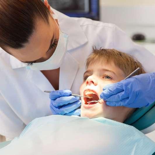 MUAYENE Çocuk (18 yaş altı) hastaların muayeneleri sırasında, tedavi süresince ve sonrasında diş ve çenelerin ayrıntılı olarak incelenebilmesi için diş röntgenleri gerekli olabilir.