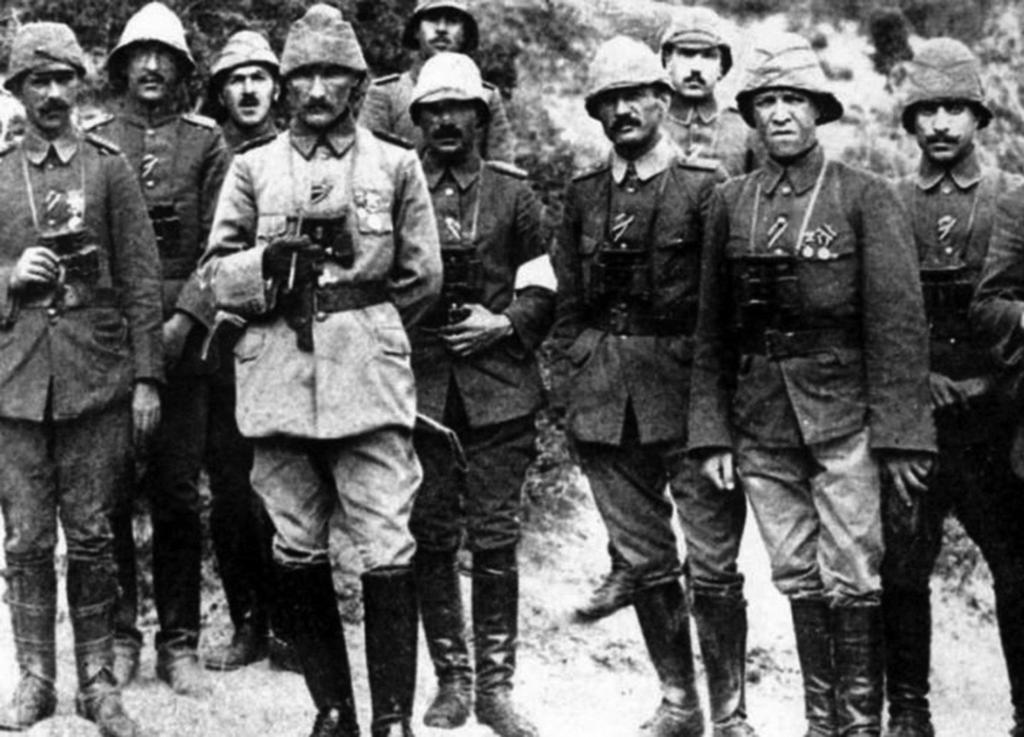 Atatürk, I. Dünya Savaşı'nda, Çanakkale'de. girdiği çevreyi ve o çevreye egemen olanları aciz, hatta onursuz görürse mazur görülebilir.