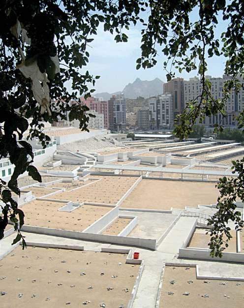 MEKKE Yİ TANIYALIM 103 CENNETU L-MUALLÂ Câhiliyye döneminden bu yana Mekke şehrinin en eski mezarlığıdır. Harem-i şerif ten 2,5 km. kadar uzakta, Cin Mescidi nin ilerisindedir.