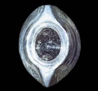 MEKKE Yİ TANIYALIM 93 HACERÜLESVED Kâbe nin doğusunda 1,15 m. yükseklikteki bir gümüş mahfaza içindedir. Hacerülesved siyah taş anlamındadır. Hz.