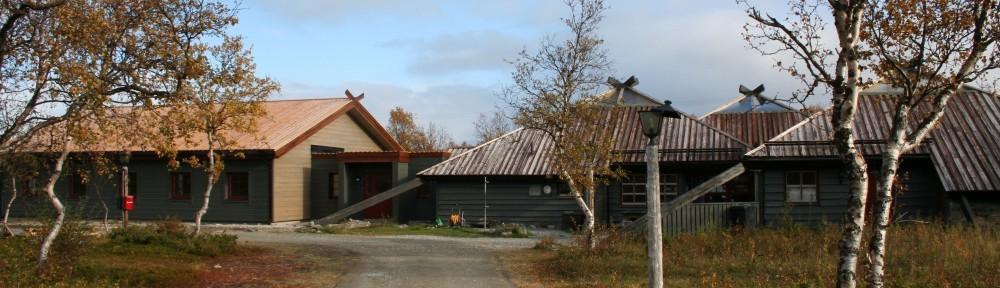 Ovdamearka: Stabbursnes naturhus og museum Álggii 1990, vuođđodus: fylkkamánni, fylkkagielda, gielda, historjásearvi, mátkesearvi 3 bargi + sajásaččat.