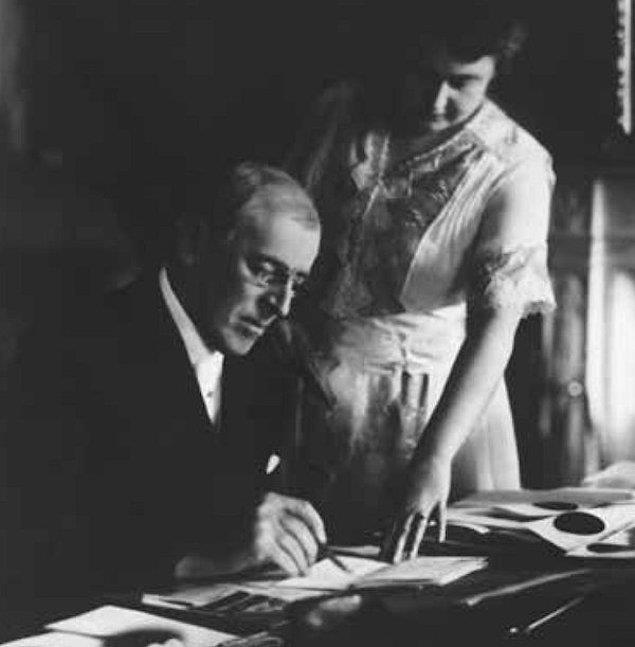 1919'da Başkan Woodrow Wilson geçirdiği rahatsızlık sebebi ile ülkeyi yönetemeyecek hale geldiği için eşi Edith Wilson bu görevi üstlendi ama bu gizliydi.