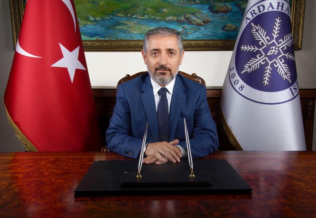 ÜST YÖNETİCİ SUNUŞU Üniversitemiz, sürekli gelişen ve kendini yenileyen, iç dinamikleri ile hızla yükselen bölge üniversitesi olarak geleceğe hızlı ve emin adımlarla yürümektedir.