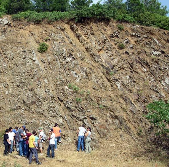 sonra, metamorfik kayaların oluşumu sırasında ve sonrasında meydana