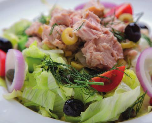 Marul salata, ızgara tavuk göğüs, Sezar sos. Türk salatası Bahçe domatesi, salatalık, beyaz peynir, yeşil biber, soğan, zeytinyağı, limon, ceviz.
