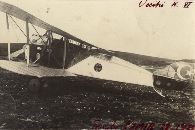 İlk Türk uçağı olan Vecihi K-6 modelini