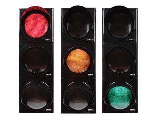 Yeşil ışık: Yolun trafiğe açık olduğunu bildirir durmadan geçilir.