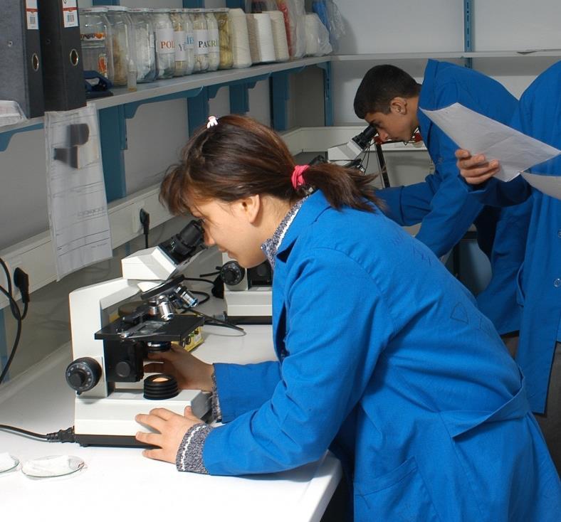 TEKSTİL LABORANTI Tanımı Tekstil laborantı; tekstil materyalini ham maddeden alıp tekstil kullanıcısına varıncaya değin geçirdiği aşamalarda gerekli tüm fiziksel ve kimyasal testleri yapabilme,