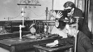 WİLHELM CONRAD RÖNTGEN 1845-1923 Alman asıllı, ilk Nobel ödülü-nobel Fizik Ödülü sahibi fizikçi Röntgen ışınlarını bulması ile tanınır farklı