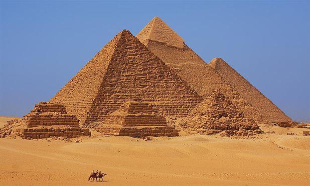 PİRAMİTLER Çoğu Eski ve Orta Krallık dönemine ait olan Firavunların anıt- mezarlarıdır.