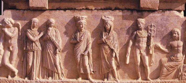 Tanrıların babası Zeus, ana tanrıça Hera ve çocukları, güzellik tanrıçası Afrodit, savaş tanrısı Ares vb. anlayışı görülmüştür.