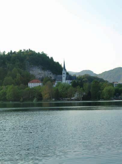 16 DÜNYA SLOVENYA Avusturya görgüsü, İtalyan estetiği ve Balkan sıcaklığını karakterinde birleştiren Slovenler, muhafaza edebilme istidatlarına binaen her şeyi en güzel sofrada en güzel hizmetle