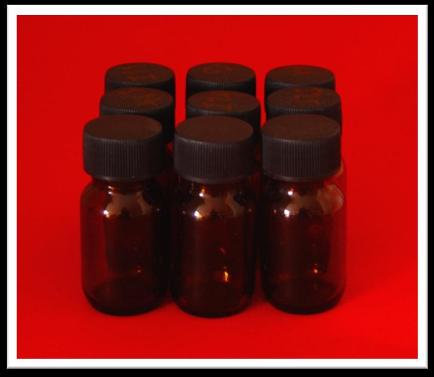 2.2.1.3. Örneklerin Hazırlanması Üzerlerine adeziv materyal uygulanarak polimerize edilen dentin kesitleri içlerinde % 75 lik etanol/su çözeltisi bulunan amber rengi cam ĢiĢelere alındı (Resim 2.15).