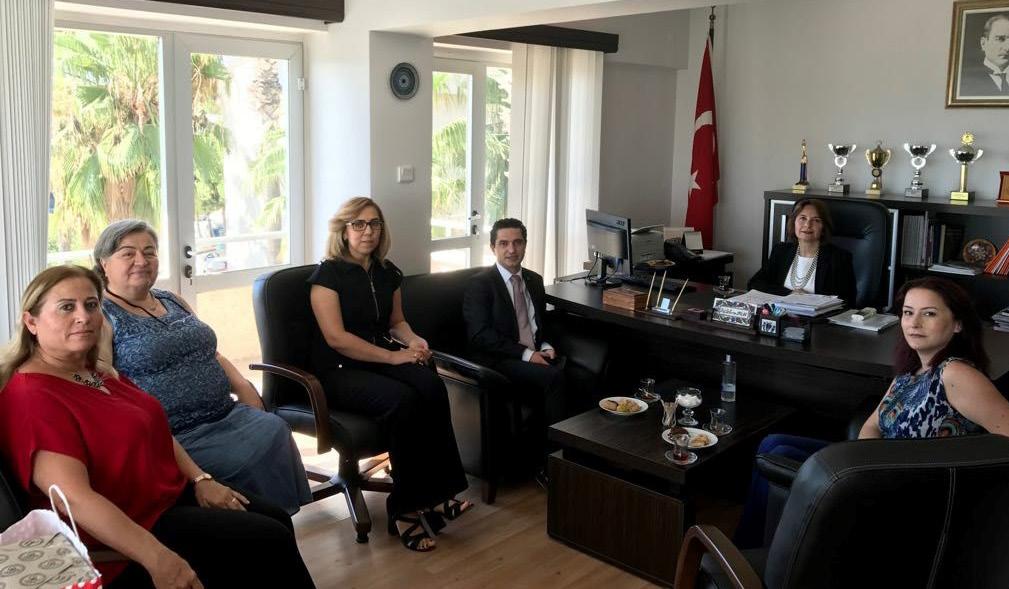 ECZACILIK FAKÜLTESİ DEKANLIĞINA ZİYARET Mersin Üniversitesi Eczacılık Fakültesi Dekanı Prof. Dr. Serap YALIN makamında ziyaret edildi.