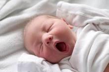 Bebeklik Dönemi 0-12 aylar Dışarıdan verilecek bakıma tümden bağımlı Yaşaması için fiziksel bakım ve sevgi gerekli Doğumdan sonraki ilk 3 ay intrauterin hayata