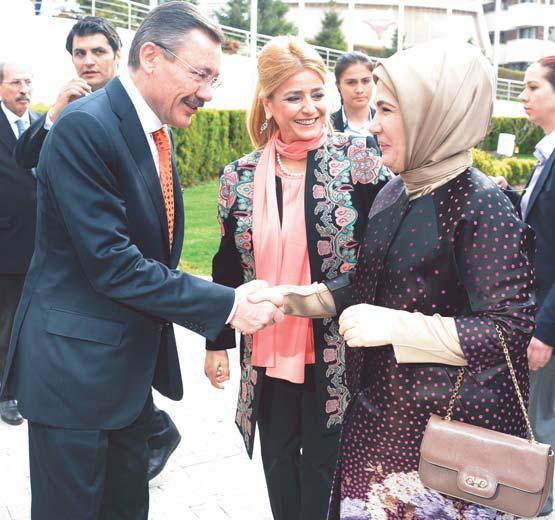 dileklerini ileten Emine Erdoğan, Bu güzel programı düzenleyerek bizleri bir araya getiren Sayın Melih Gökçek ve eşleri değerli