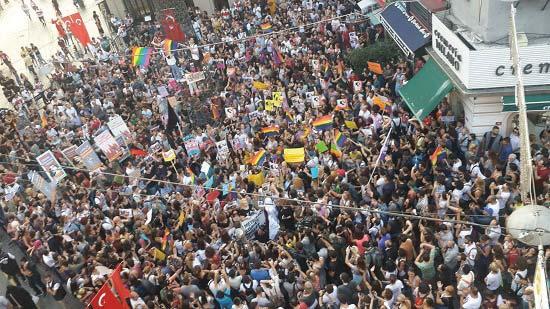 İstanbul da İstanbul LGBTİ Dayanışma Derneği öncülüğünde LGBTİ örgütlerinin çağrısıyla yüzlerce kişi