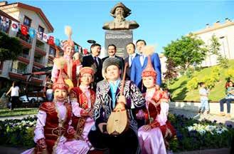 3-11 SÜYİNBAY ARONULI ANITI AÇILIŞI 2015 Yılında açılışı gerçekleştirilen ünlü Kazak şair Süyinbay Aronulı Parkı nda, bu yıl inşa edilen anıtın açılış töreni gerçekleştirildi.