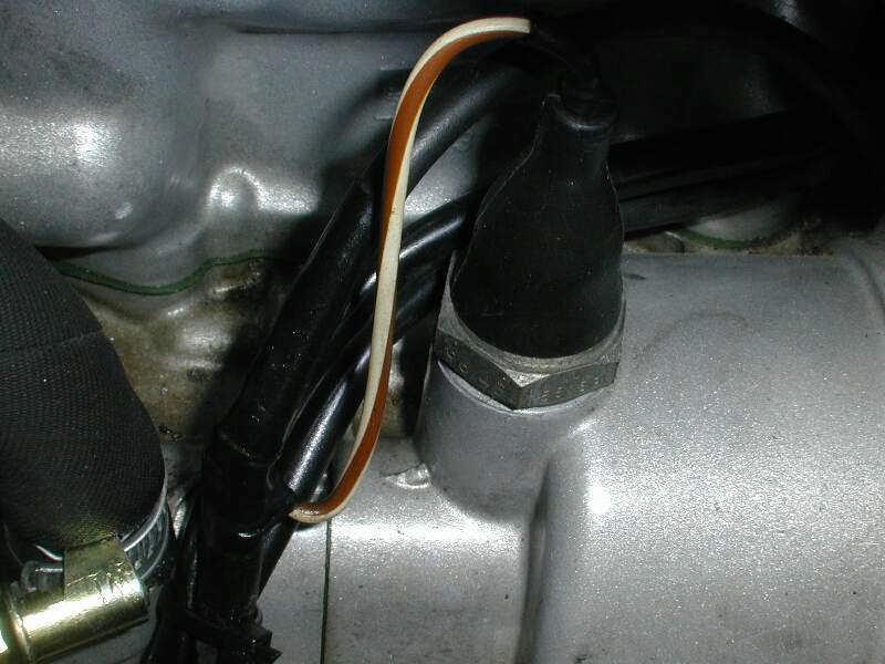 Motorun devrinin artmasına bağlı olarak yağ pompası daha hızlı çalıştığı için sistem basıncı artar.