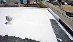 ISONEM THERMAL ROOF çatı kaplaması kışın -34 C a kadar esnekliğini ve dayanımını çatlamadan korur. Membran film yüzeyden içeriye asla su geçemezken binanın içindeki nem buharlaşarak yapıdan uzaklaşır.