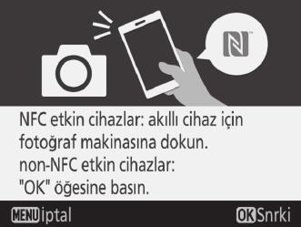 NFC kullanarak bağlanmak için akıllı cihaz üzerindeki NFC antenini fotoğraf makinesi logosuna (N-Mark) temas ettirin, ardından SnapBridge uygulamasının başlamasını bekleyip 7. Adıma ilerleyin.