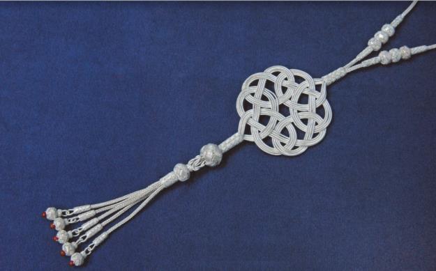 Şekil-5: Yeminli sürgü modeli Şemse Düğümü: Aşk düğümü motifi yani Kazazlıktaki adıyla Şemse, makrome düğüm çeşitlerinden olup, yaygın olarak kullanılmaktadır.