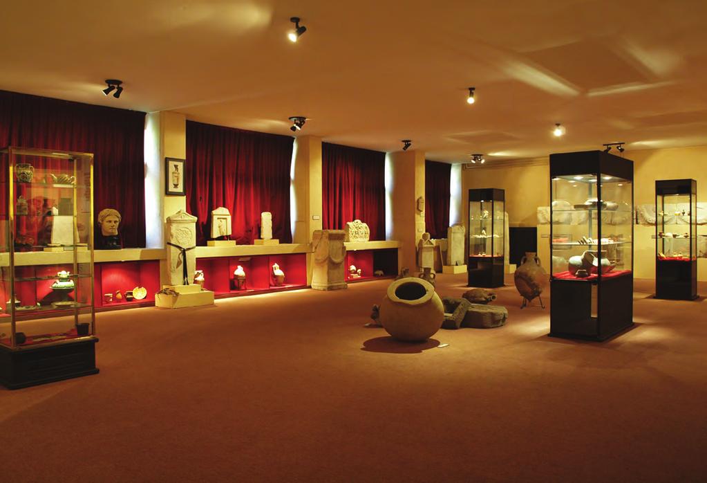 Sergi salonundan genel görünüm Müzesi Müdürlüğünden alınan 24.11.1995 tarih ve 1411 sayılı koleksiyonerlik belgesi ile, 1995 yılında resmiyet kazanmıştır.
