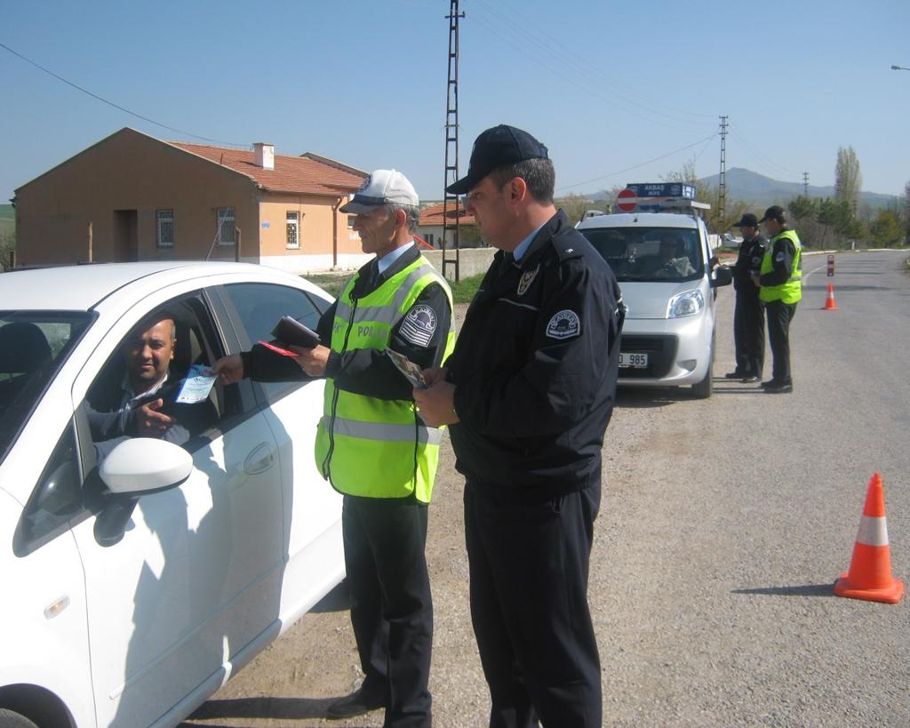 Sayfa 57 FELAHİYE İLÇE EMNİYET AMİRLİĞİ HAYATA BAĞLANIN PROJESİ Kurum amirleri, öğretmenler, ilçenin ileri gelenleri ve gönüllü öğrencilerin katkılarıyla, vatandaşlara