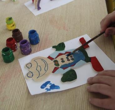 Küçük katılımcılar bu atölye çalışmasında rengârenk kağıtlar, boyalar ve ponponlarla balık şeklindeki geleneksel Japon koinobori rüzgâr tulumlarını yapacaklardır.