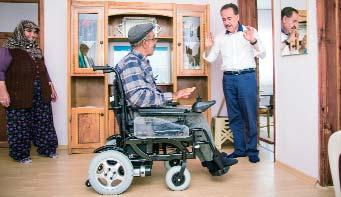 24 İlçelerimizden Engellilere, Başkan Şahin den yardım eli E lmadağ Belediye Başkanı Gazi Şahin, engelli vatandaşları sevindirmeye devam ediyor.