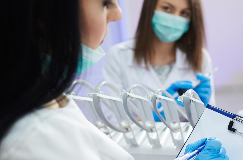 Güvenlik Bakanlığının İşyeri ve NACE kodları İşyeri Tehlike Sınıfları Listesine göre, 32.50.13 kodla diş laboratuvarlarının faaliyetleri (protez diş, metal kuron, vb.