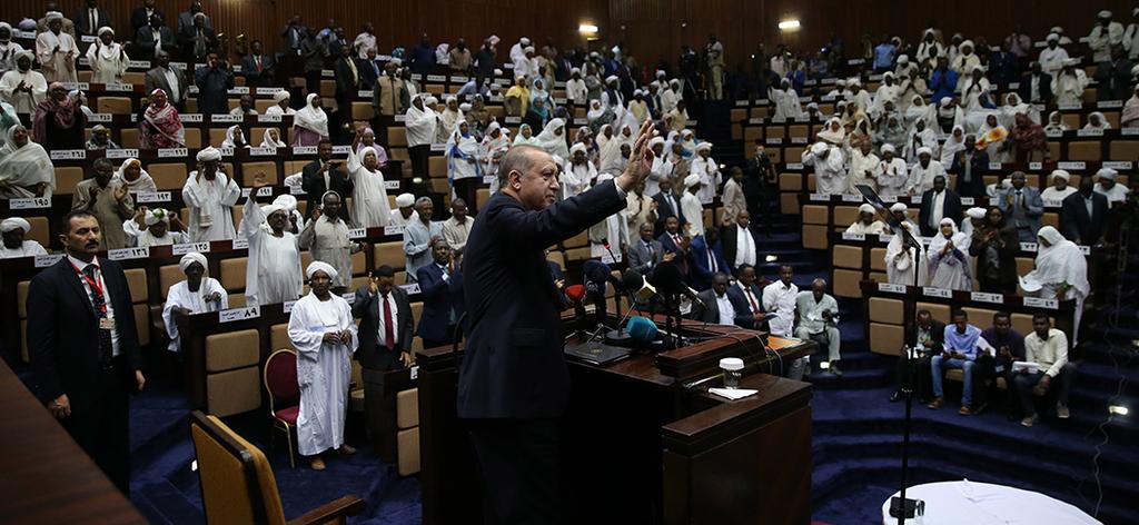 Cumhurbaşkanı Erdoğan, Sudan Meclisi nde hitap etti Aralık 25, 2017-12:04:00 Cumhurbaşkanı Recep Tayyip Erdoğan, Sudan Meclisi'nde, tekbirler eşliğinde kürsüye çıkarak, burada hitap etti.