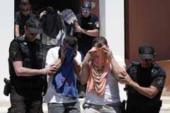 YUNANİSTAN'A KAÇAN 8 DARBECİ FETÖ darbe girişimine katıldıktan sonra Yunanistan'a kaçan 8 askerin Türkiye'ye iadesine ilişkin sürecin 2 hafta - 1 ay arasında sonuçlanacağı belirtiliyor SÜRECİN ÜÇ