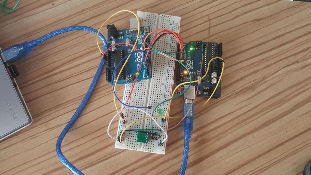 Verici Arduino, köprü Arduino aldığı dijital girişleri kendi yazılımında işleyerek alıcı Arduino ya bir takım komutlar yollamaktadır.