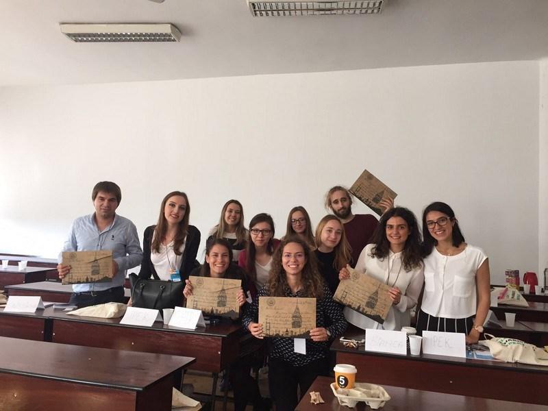 Ekim 2017 - Aralık 2017 Sayısı MUPSA'NIN "ECZA DOLABI OLMAYAN OKUL KALMASIN PROJESİ" 2017-2018 EĞİTİM ÖĞRETİM DÖNEMİNDE DE DEVAM EDİYOR MUPSA (Marmara Üniversitesi Eczacılık Öğrencileri Birliği)