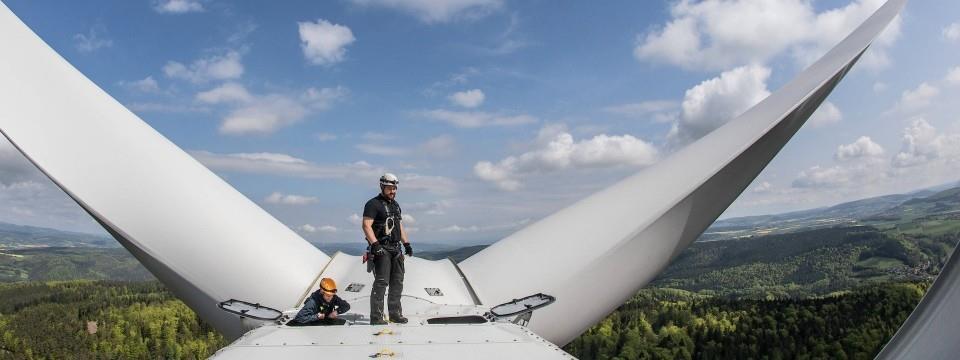 Şekil 3: Almanya da bir rüzgar santralı pervanelerinin büyüklüğü, kurulma sırasında görülüyor Çizelge 1: ALMANYA da ELEKTRİK ENERJİSİ ÜRETİMİNDE KULLANILAN ÇEŞİTLİ KAYNAKLARLA İLGİLİ KURULU GÜÇLERİN