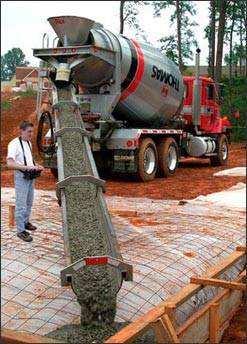 Betonun dökümü ve yerleştirme sırasındaki işlemler: Beton kalıbına en fazla 1.5m yükseklikten dökülmelidir. Aksi durumda betonda ayrışmaya ve kalıbın açılmasına neden olabilir.